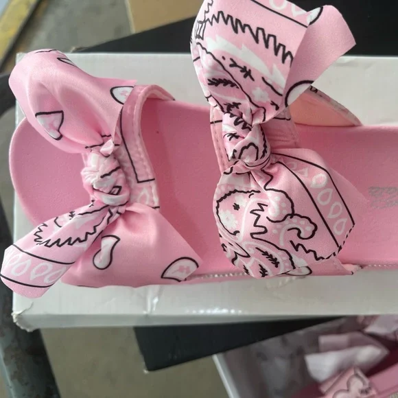 Soft Pink bandana slides - Picture 5 of 7